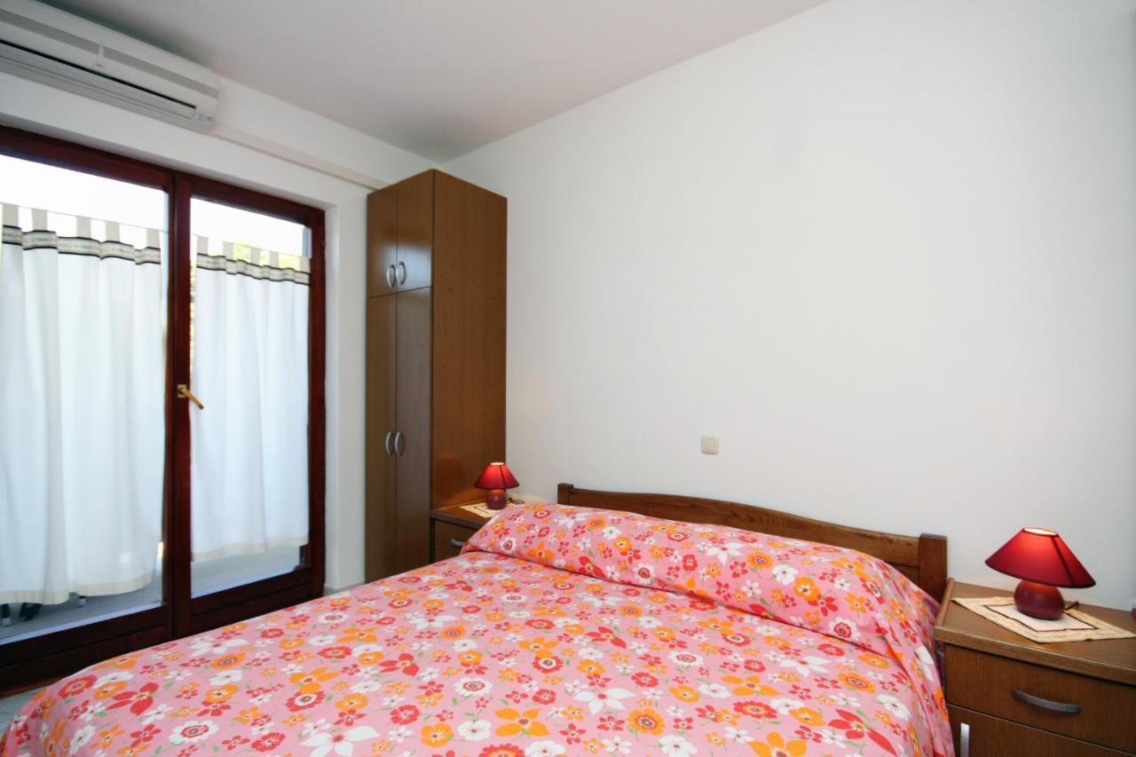 Apartments And Rooms By The Sea Palit, Rab - 5044 Zewnętrze zdjęcie